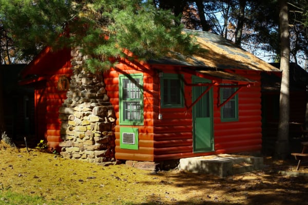 Old Time Studio Cabin for 2 - exterior view (thumbnail)