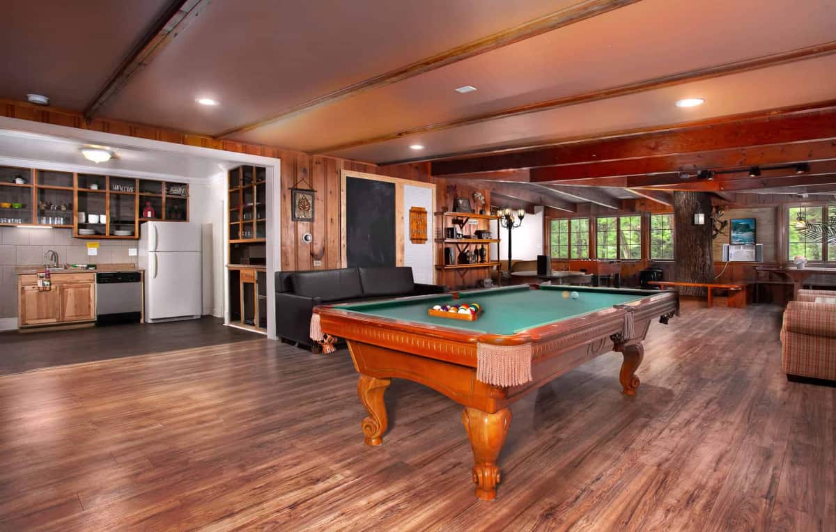 The Treehouse Lodge - pool table and living space